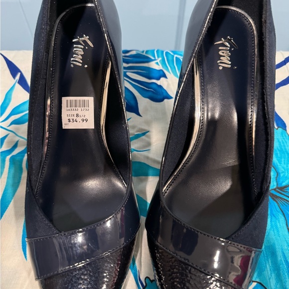 Dioni Navy heels size 8 1/2 - Picture 3 of 3